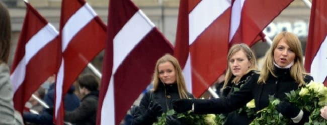 Lettonie femme drapeau