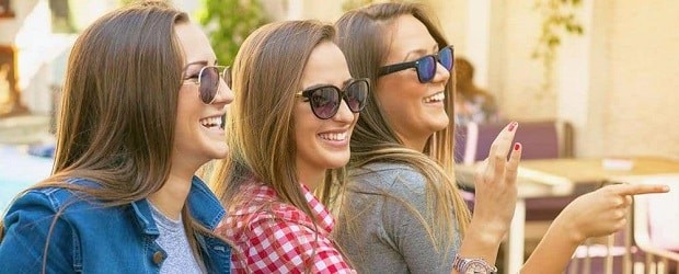 filles de Russie avec des lunettes de soleil