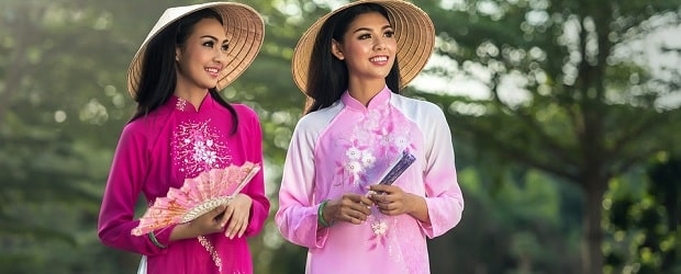 2 femmes avec un chapeau traditionnel sur China Love Cupid