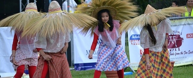 filles philippines en tenues traditionnelles