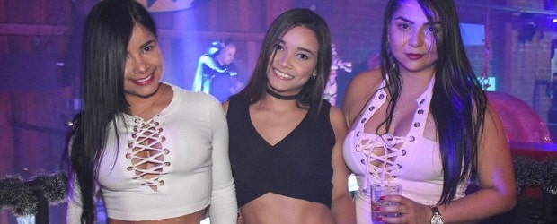 Femme colombienne avec 2 copines en soirée