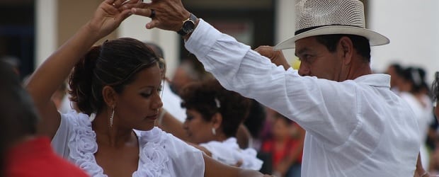 femme du Mexique en train de danser de la bachata sur Mexican Cupid
