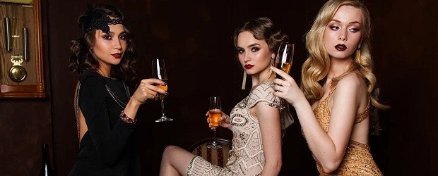 groupe de 3 femmes étrangères qui boivent du champagne