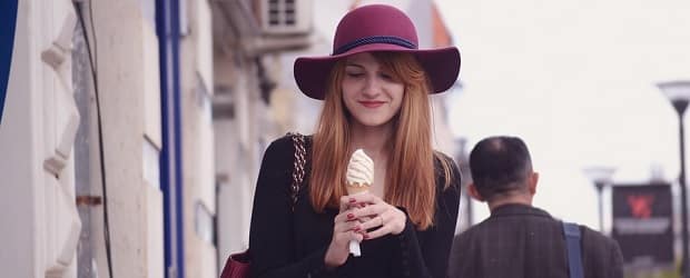 fille de Bulgarie avec une crème glacée