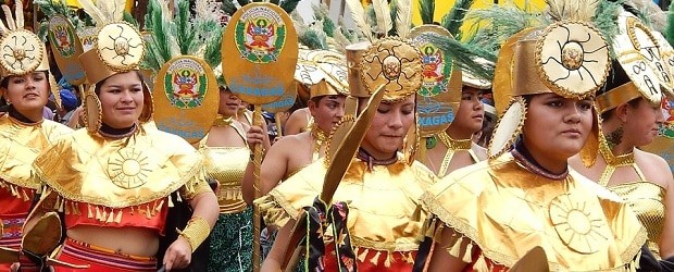 femmes péruviennes dans une parade