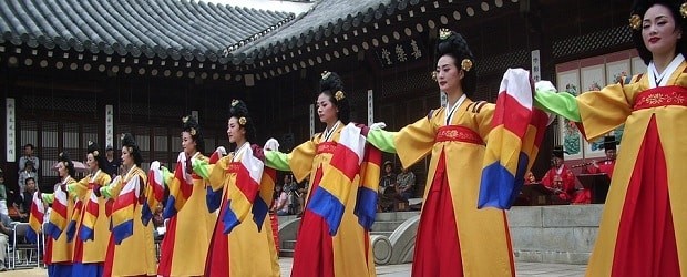filles qui font une danse traditionnelle coréenne