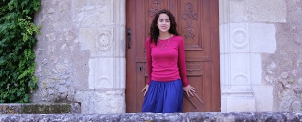 femme de France devant un édifice religieux