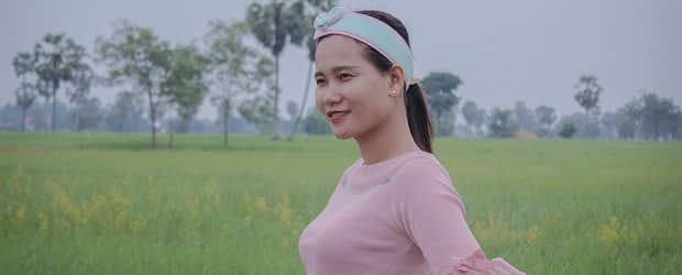 Emilie, la globe-trotteuse rencontre la créatrice de l'équipe féminine de freesbee cambodgienne